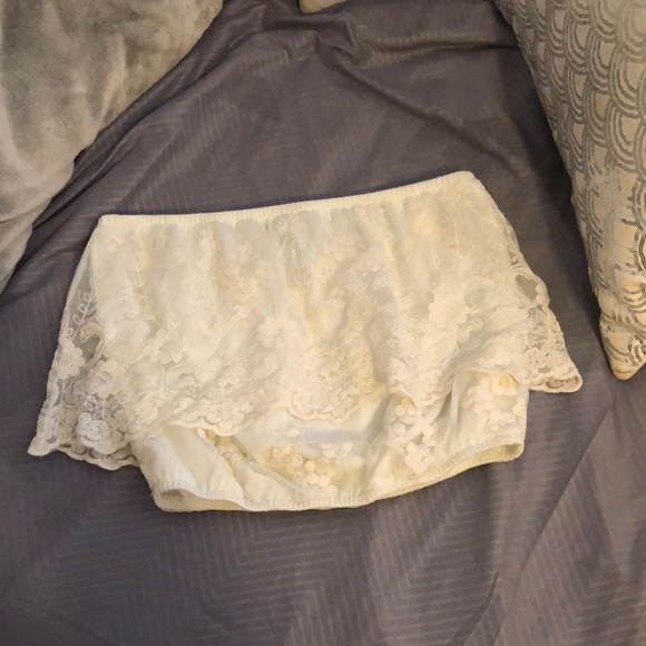 Flower embroidery crop top - Picture 1 of 3